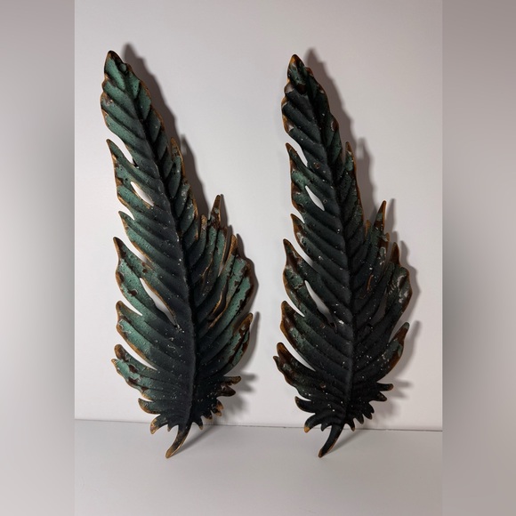 unbranded Other - Wall Art Turquoise Feather Metal Accent Hangers On Back Preowned Great Shape